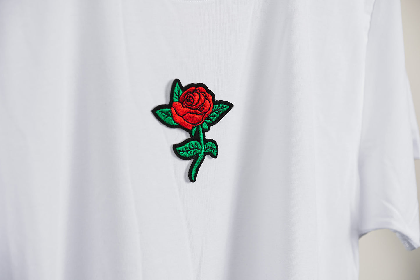 T-shirt Bianca - Rosa rossa